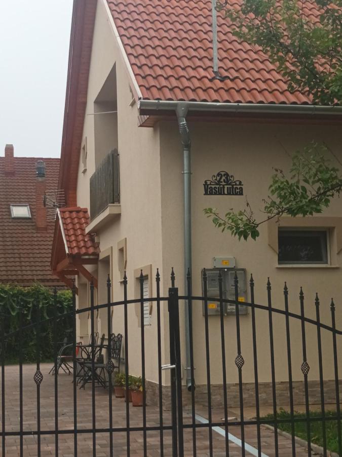 Napsugar Apartmanhaz Balatonlelle Exterior photo
