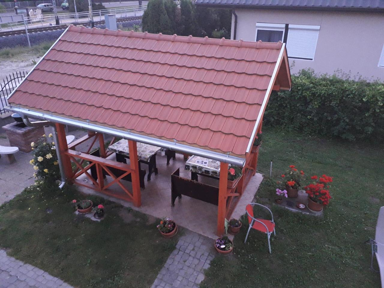 Napsugar Apartmanhaz Balatonlelle Exterior photo